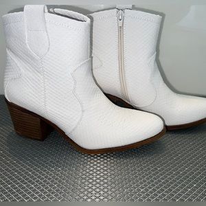 Cute White cowboy boots 7 1/2